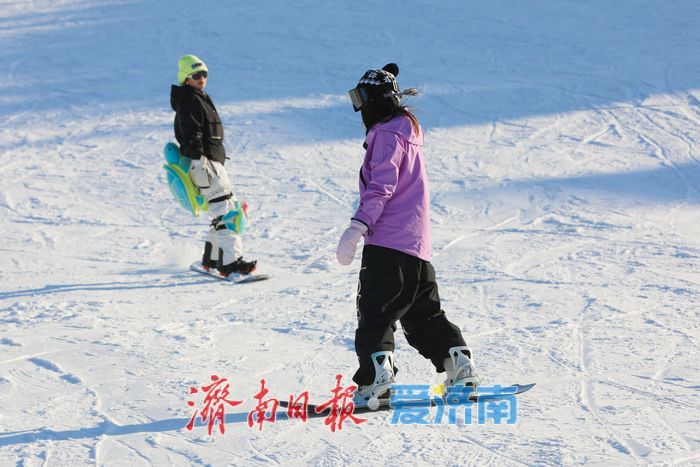 冰雪运动掀热潮！济南雪野滑雪场人气爆棚
