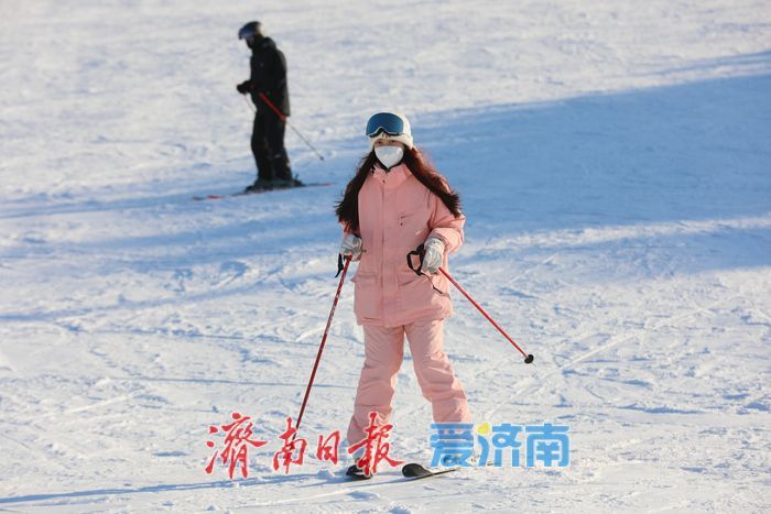 冰雪运动掀热潮！济南雪野滑雪场人气爆棚