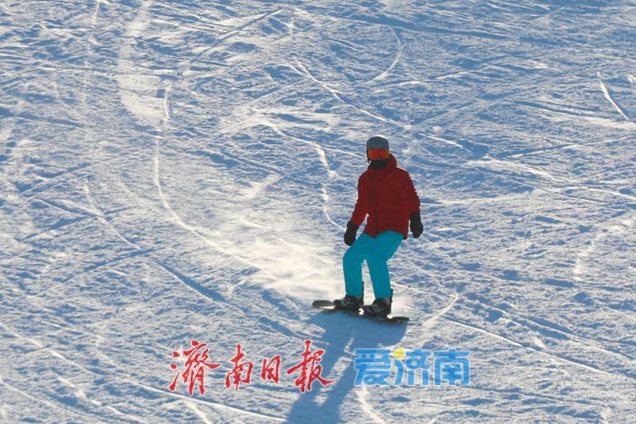 冰雪运动掀热潮！济南雪野滑雪场人气爆棚