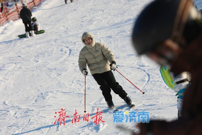 冰雪运动掀热潮！济南雪野滑雪场人气爆棚