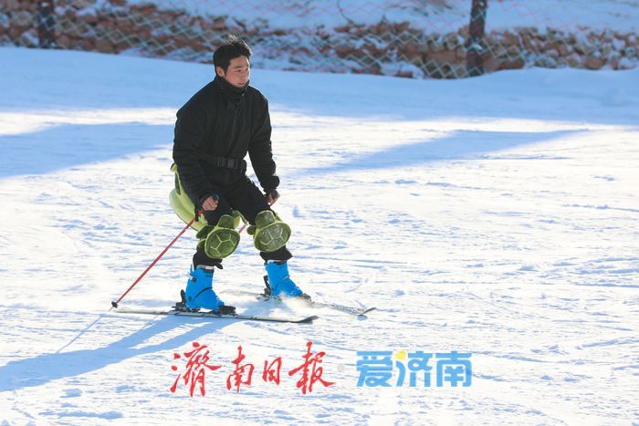 冰雪运动掀热潮！济南雪野滑雪场人气爆棚