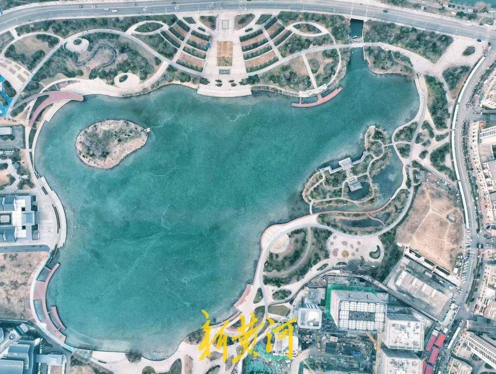 济南云锦湖全部冰封如翡翠