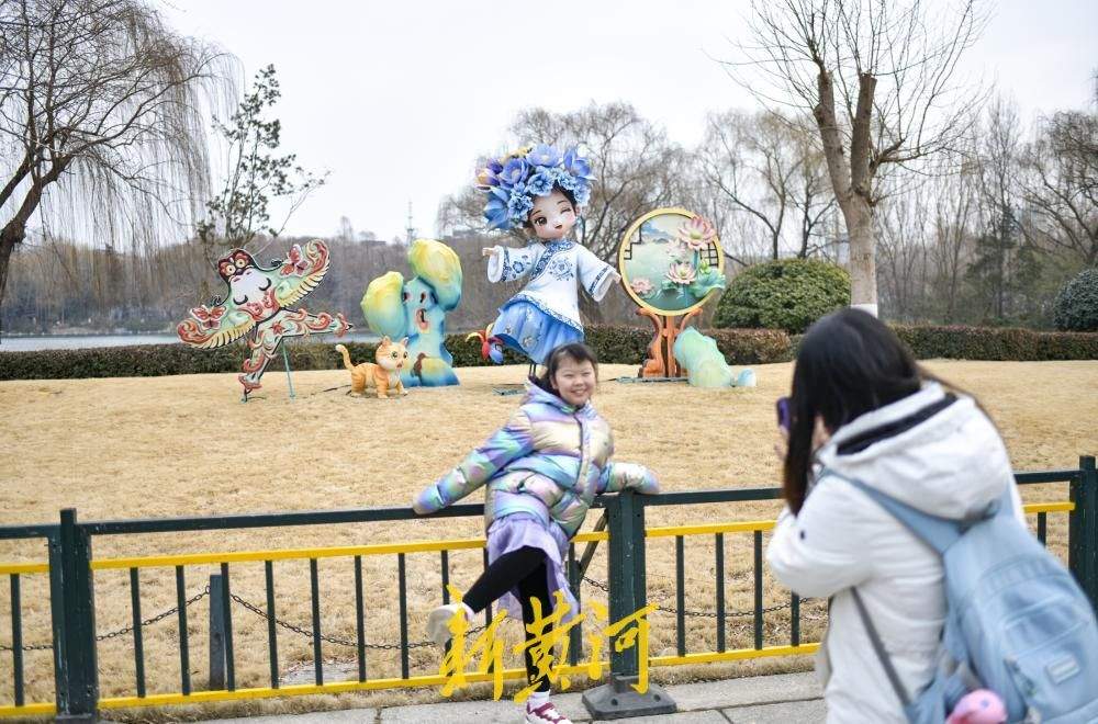 新版济南“明湖雨荷”灯组亮相超然楼畔