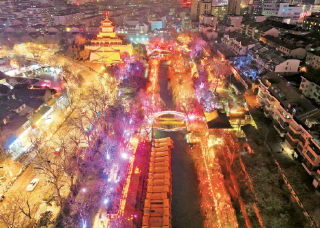 千盏“柿柿如意”灯点亮济南护城河畔