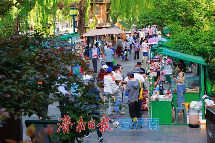 水清岸绿景如画 初夏护城河绘就生态画卷