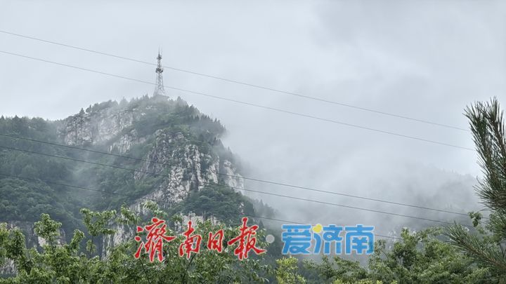 雨雾萦绕佛慧山 缥缈景致似仙境