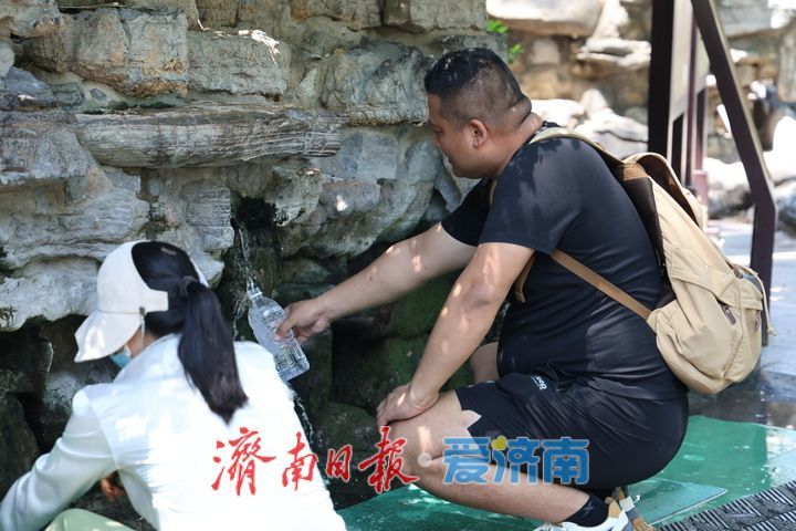 高温天畅享甘冽清泉！黑虎泉直饮点成泉城夏日特色风景