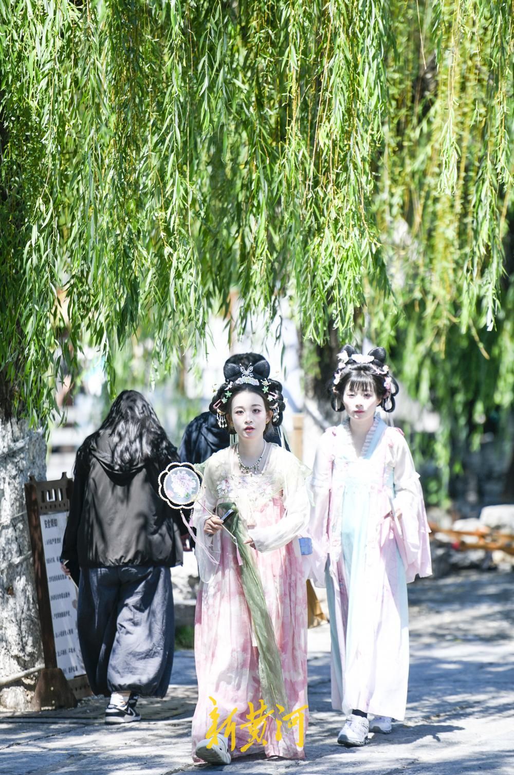济南雨后清凉天，汉服摇曳入画来