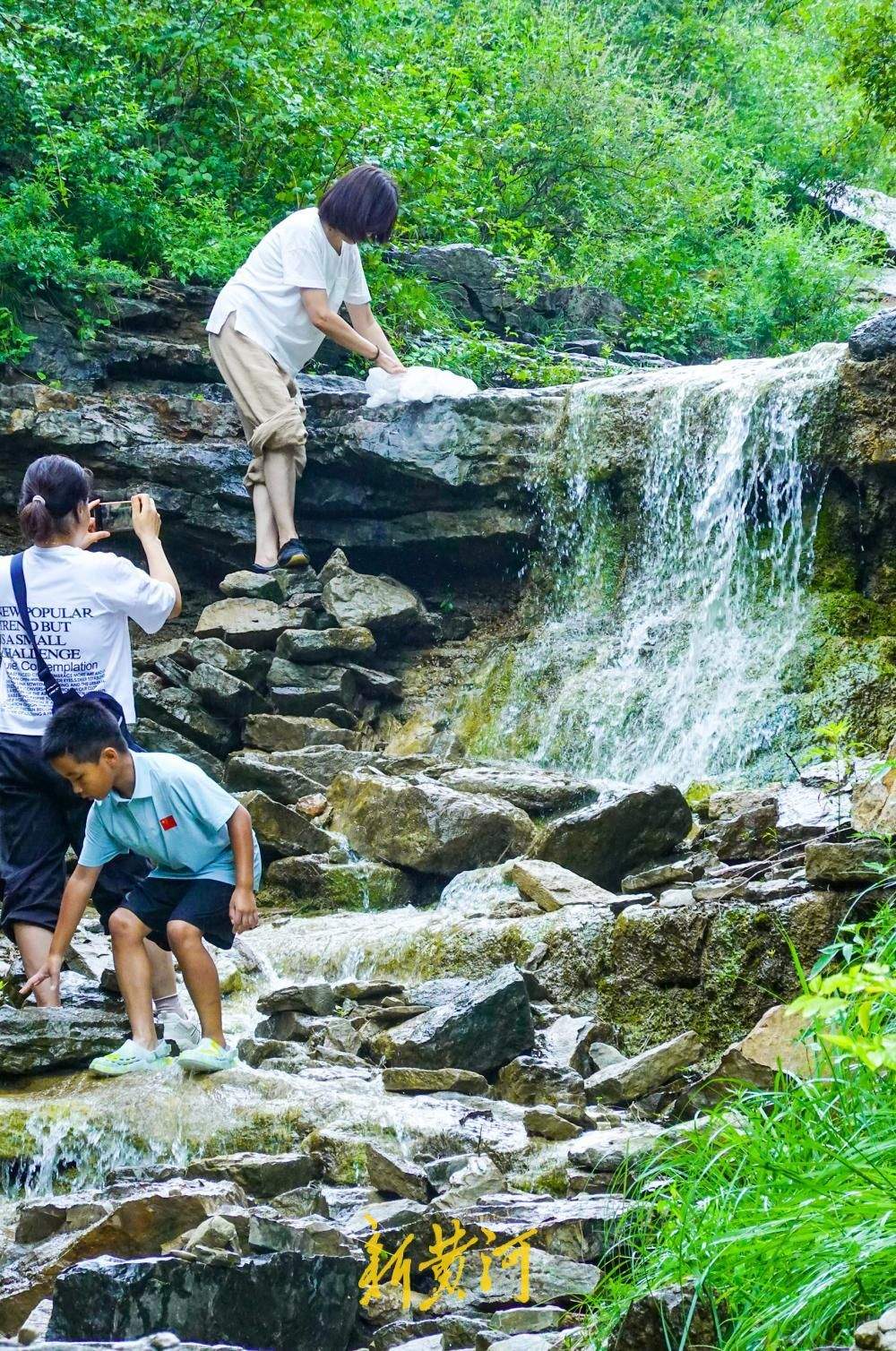 济南龙洞风景区佛峪沟现激流瀑布 石崖峭壁汇聚山泉