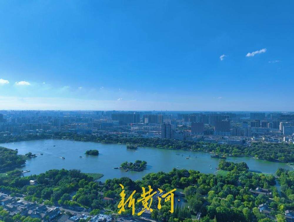 高温天遇泉城蓝，大明湖水天一色尽显明湖风华
