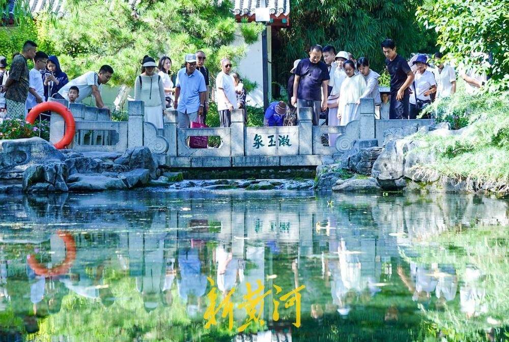 泉水汩汩迎秋客，济南趵突泉迎来错峰赏泉潮