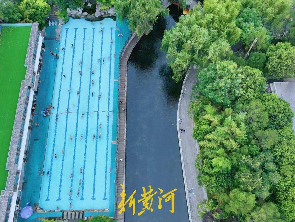 秋风微凉，济南泉水浴场依旧热闹非凡