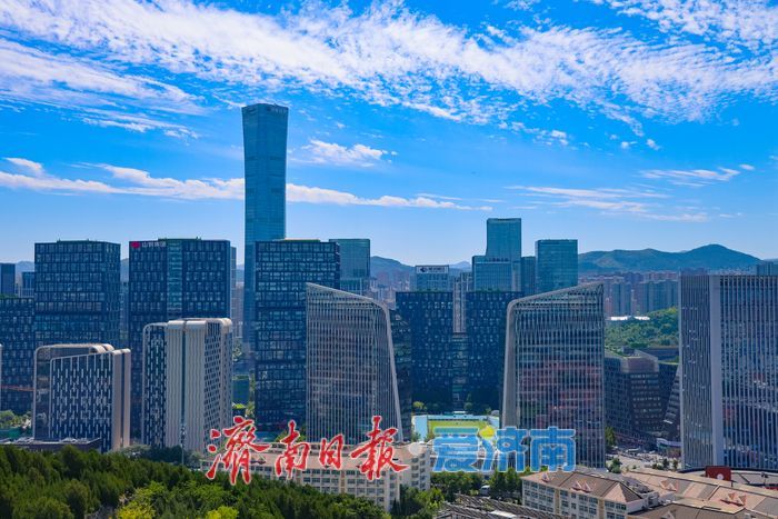 秋高气爽景致佳 澄澈蓝天扮靓济南东部城区