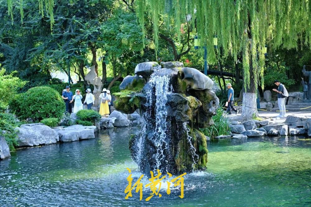 秋分赏泉，济南月牙飞瀑奔涌醉游人