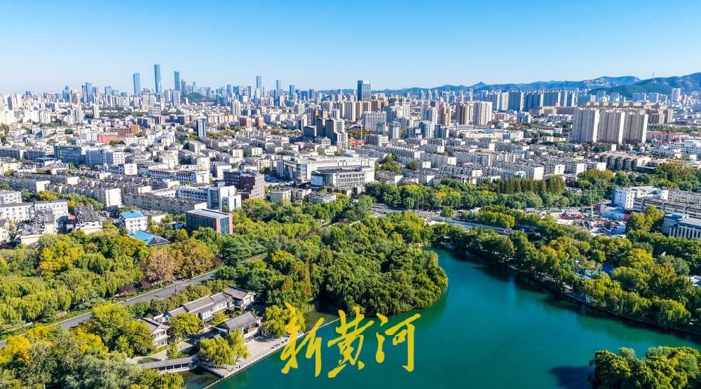 一场秋雨洗出“泉城蓝”，济南大明湖倒映斑斓秋色美如画