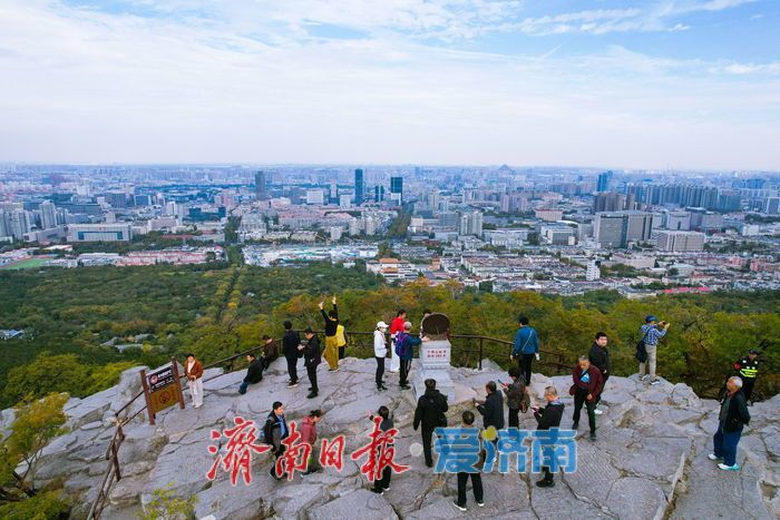 天高云阔历山秋 一城秋景入长卷
