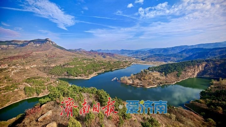 莲华胜境百丈崖秋光正好：蓝天碧水，满山染金