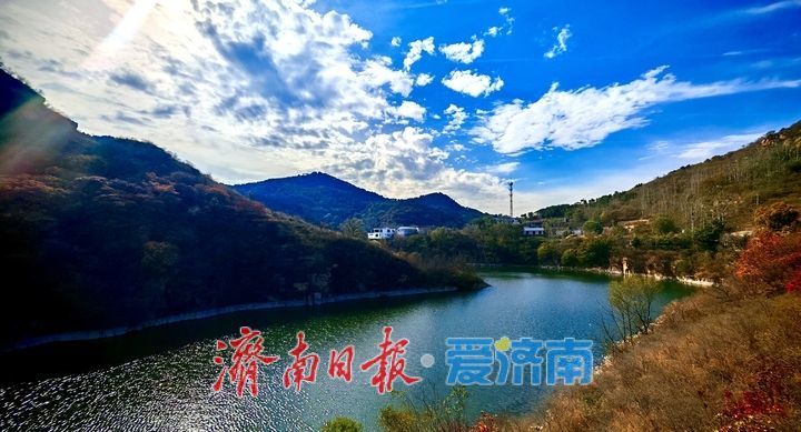 莲华胜境百丈崖秋光正好：蓝天碧水，满山染金