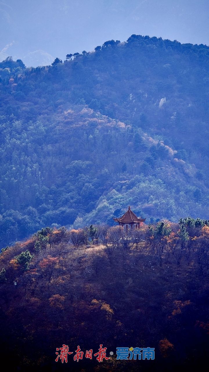 莲华胜境百丈崖秋光正好：蓝天碧水，满山染金