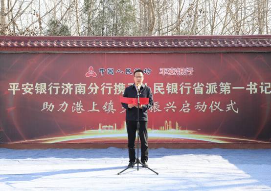 人站在雪地上  描述已自动生成