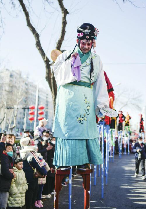 这个春节，一支高跷队人气爆棚，在济南街头成为“景观”