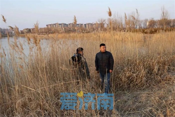 听到有人落水，济南俩小伙奋不顾身跳入河水施救