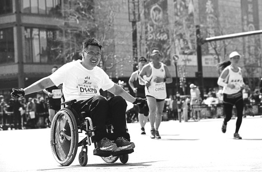 蔡起蛟轮椅为腿一年“跑”了11个马拉松