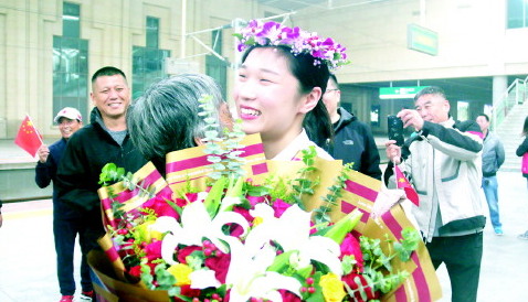 中国女排两名山东队员王梦洁和杨涵玉载誉归来！