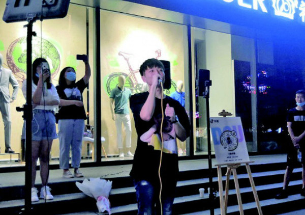 山东济南：街头艺人有望“持证上岗”