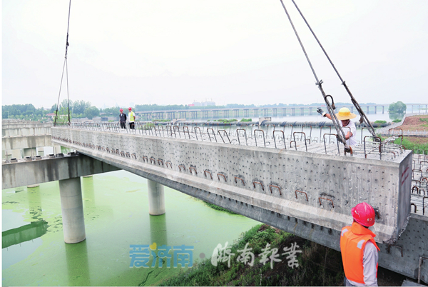 莱芜牟汶河大桥桥板吊装正施工 11月底交付通车