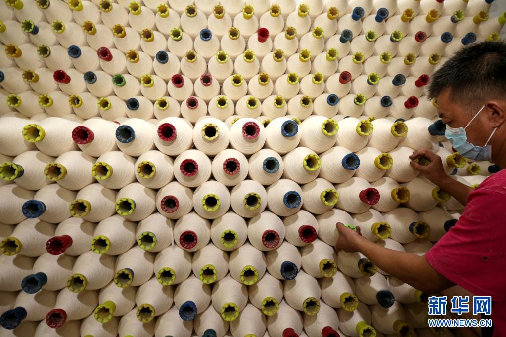 山东枣庄：纺织业“抱团”闯市场