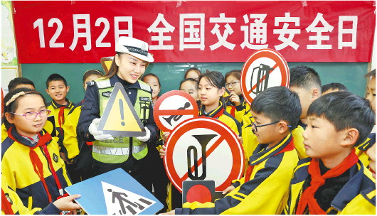 山东枣庄小学生玩趣味游戏 学交通安全