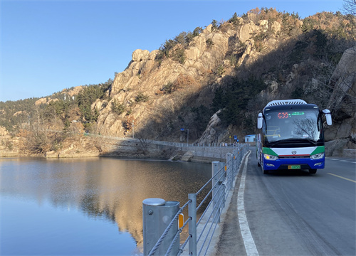 冬日穿行在大山深处的“网红公交” 途经16个村庄