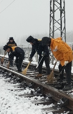 临沂车务段干部职工见雪上岗 确保旅客出行安全