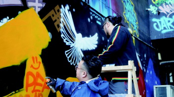 街头涂鸦现身“潍坊798” 小巷成网红打卡地