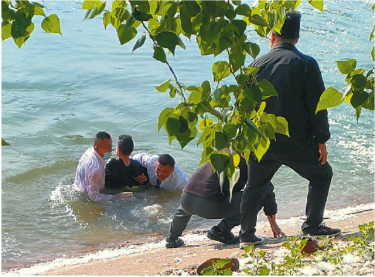山东聊城：边跑边脱 男子跳进三米深河救落水儿童
