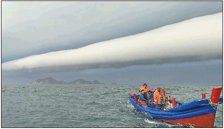 山东烟台渔民拍到罕见奇云“金箍棒云”