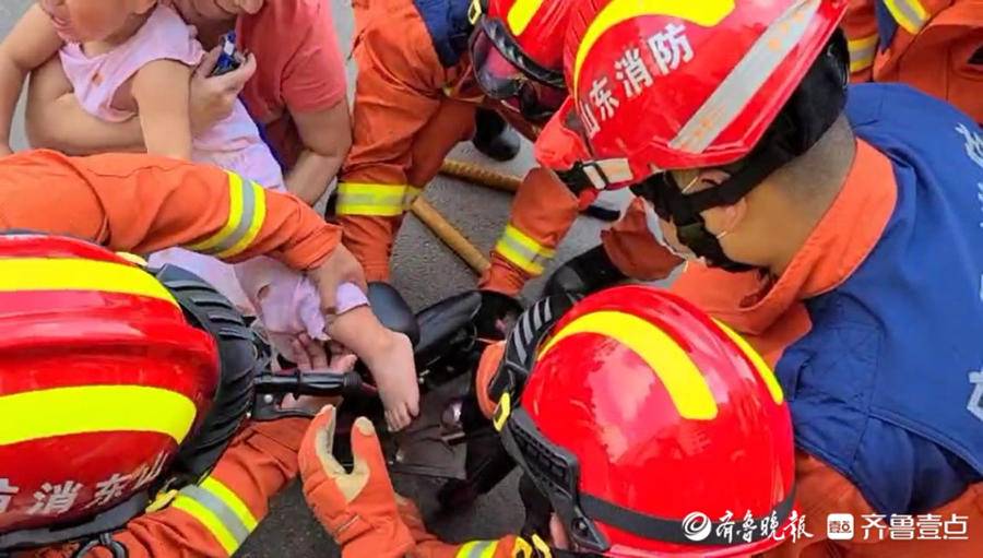 2岁半小娃娃脚被卡进车架 消防救援人员帮助解困