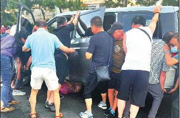 山东威海：女子被卷车底，20余位市民抬车救人
