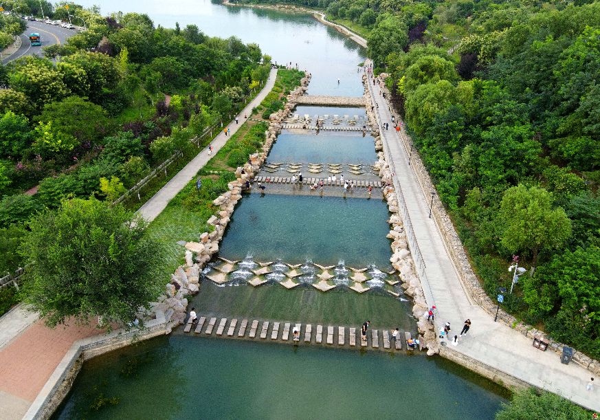山东济南：河道治理成景观 夏日戏水享清凉