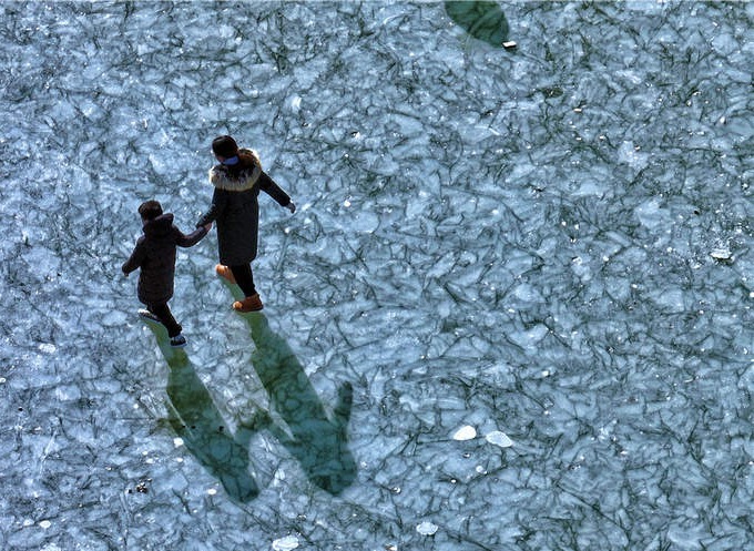 济南CBD荷花湖湖面结冰 空中俯瞰如同巨型冰画