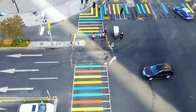 济南首个彩虹式斑马线亮相西客站 看看是啥模样