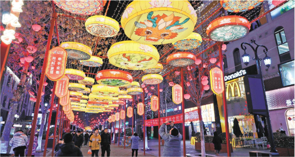 山东济南：新春灯会点亮夜经济