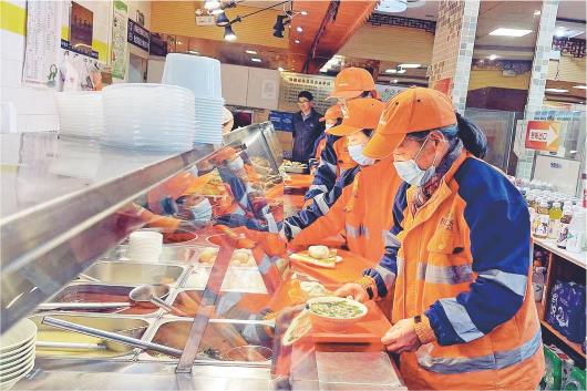淄博市张店区：环卫工人吃上免费暖心早餐